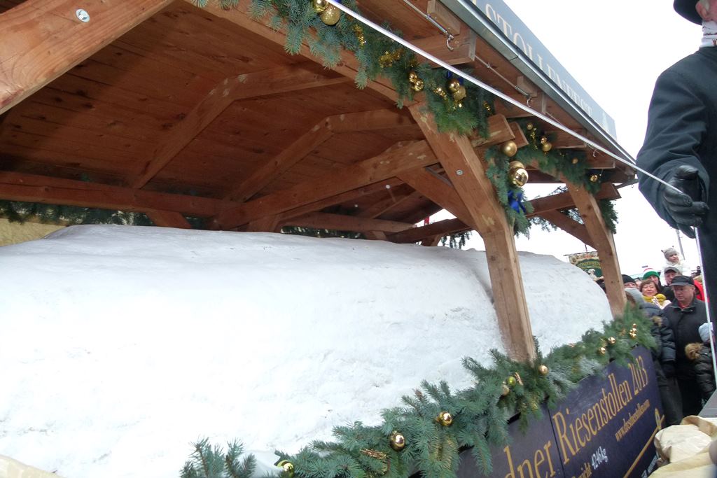 Der Stollenwagen mit Riesenstollen beim Stollenfest 2013 