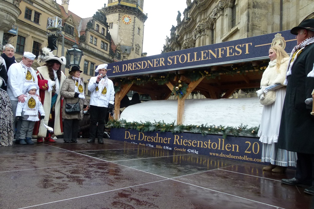 Die Prominenz begrüßt den Riesenstollen 