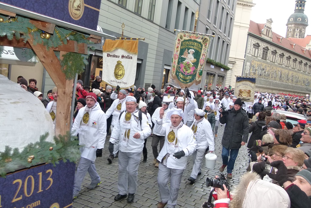 Die Dresdner Stollenbäcker beim Umzug 