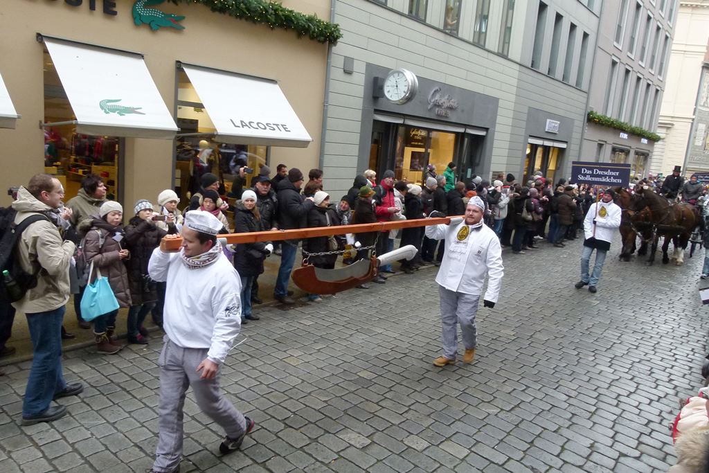 Das Große Stollenmesser wird dem Publikum präsentiert 