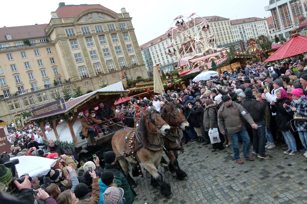 Empfang des Riesestollens auf dem Altmarkt 