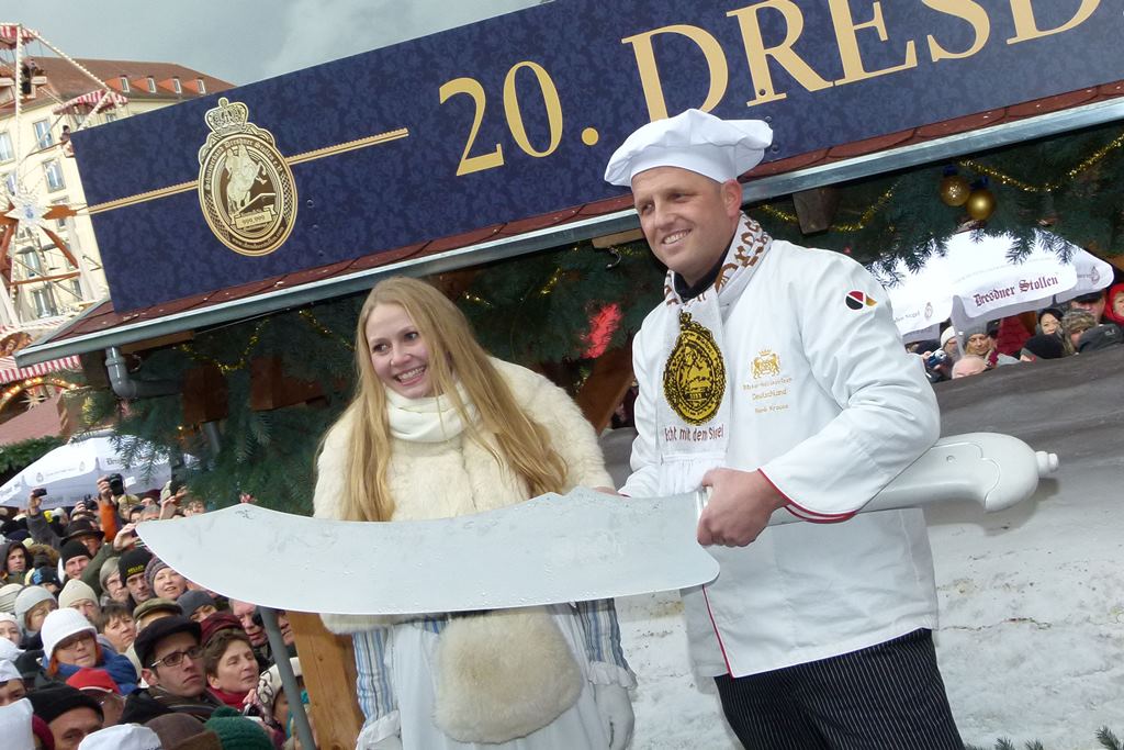 Stollenmädchen Friederike Pohl und Bäckermeister René Krause mit dem Großen Stollenmesser 