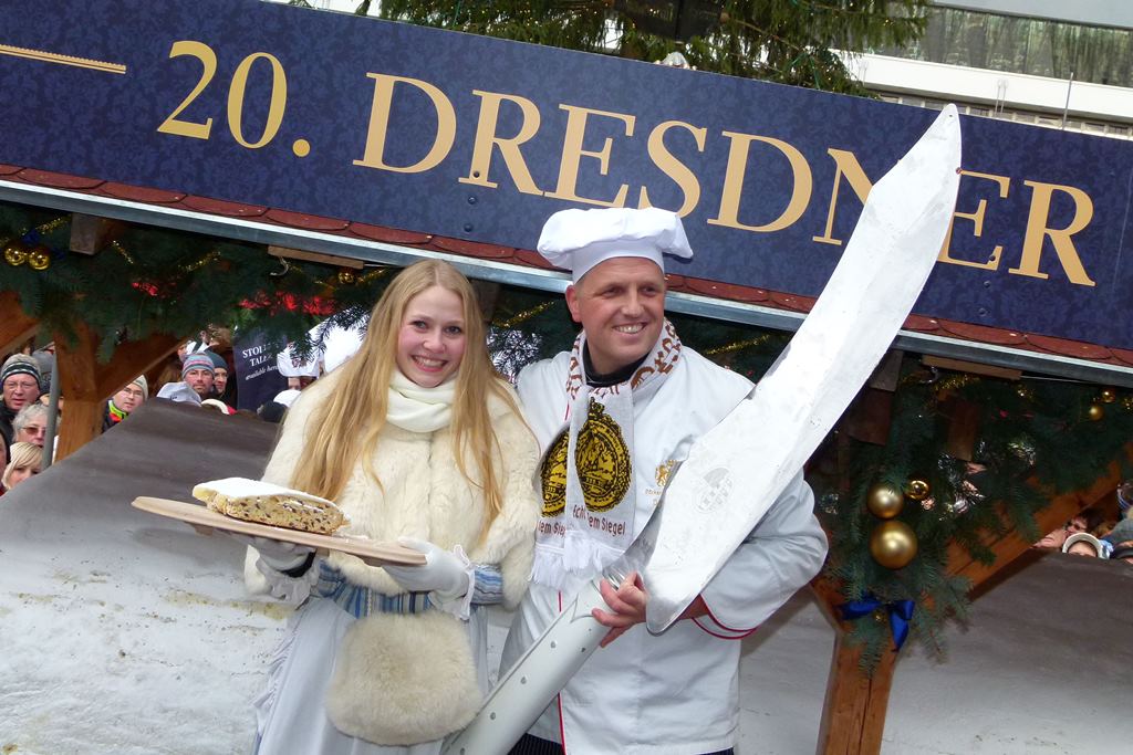 Stollenmädchen Friederike Pohl und Bäckermeister René Krause mit dem Großen Stollenmesser 